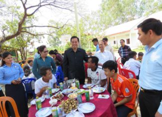 អភិបាលខេត្តកំពង់ចាម ផ្តល់អាហារសម្រាប់កុមារកំព្រា ថ្ងៃទិវានៃក្ដីស្រលាញ់ ១៤កុម្ភៈ