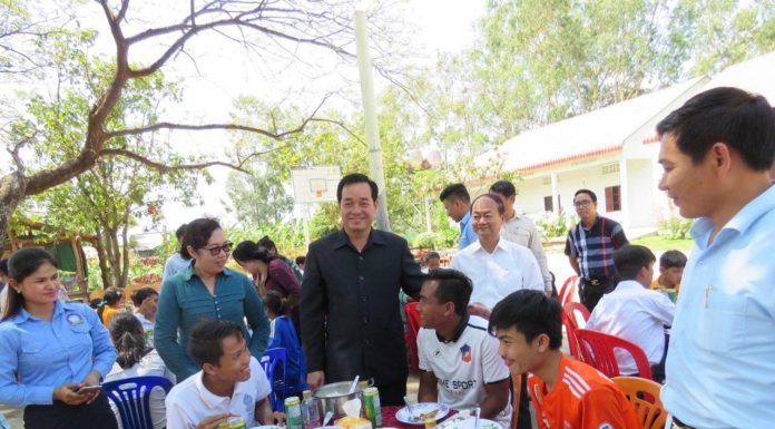 អភិបាលខេត្តកំពង់ចាម ផ្តល់អាហារសម្រាប់កុមារកំព្រា ថ្ងៃទិវានៃក្ដីស្រលាញ់ ១៤កុម្ភៈ