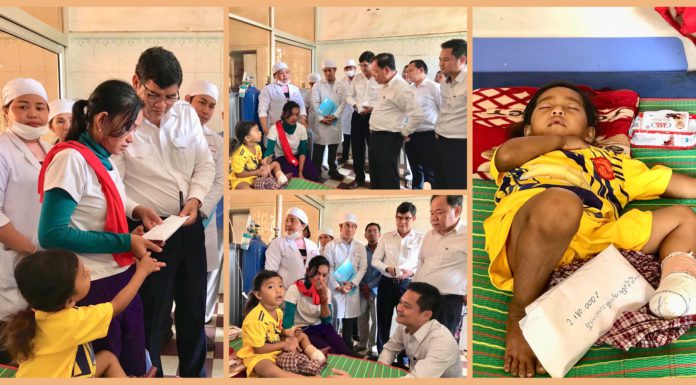 កុមារី ឃុន កញ្ចនា ដែលរងគ្រោះដោយការធ្លាក់ពូថៅ ដាច់ប្រអប់ជើង ទទួលជំនួយពីសប្បុរសជន