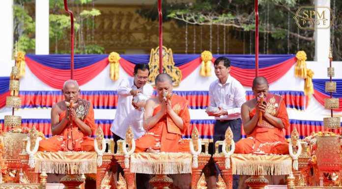 សម្តេចតេជោ ហ៊ុន សែន អញ្ជើញស្រោចស្រពព្រះសុគន្ធវារីប្រគេនសម្តេចព្រះសង្ឃនាយករង៣ព្រះអង្គ