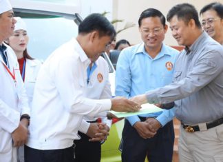 លោក ហ៊ុន ម៉ានិត ប្រគល់រថយន្ត២គ្រឿង ដល់មន្ទីរពេទ្យបង្អែកស្រុកចំការលើ