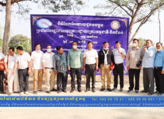 អភិបាលខេត្តបាត់ដំបង នាំយកអំណោយ ចែកជូនពលរដ្ឋក្រីក្រចំនួន៦០០ នៅស្រុកឯកភ្នំ