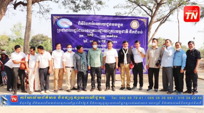 អភិបាលខេត្តបាត់ដំបង នាំយកអំណោយ ចែកជូនពលរដ្ឋក្រីក្រចំនួន៦០០ នៅស្រុកឯកភ្នំ