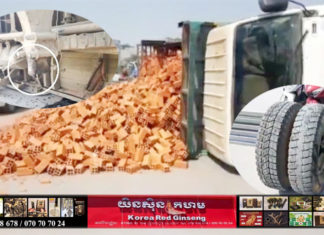 រថយន្តដឹកឥដ្ឋដាច់កង់ក្រោយ ក្រឡាប់ផ្ងារជើងលើផ្លូវជាតិលេខ៣