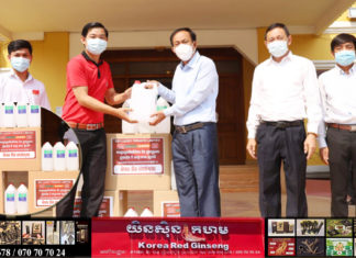 អភិបាលខេត្តបាត់ដំបង ទទួលម៉ាស់ និងអាកុល ពីក្រុមហ៊ុន ឌី អេហ្វ អាយ ឡាក់គីដើម្បីបង្ការ ទប់ស្កាត់ ជំងឺកូវីដ-១៩