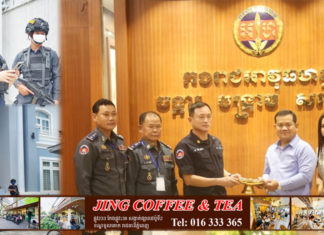 លោកស្រី ទ្រី ដាណា និងស្វាមី ឧបត្ថម្ភថវិកា ២ម៉ឺនដុល្លារ ដល់អាវុធហត្ថ រាជធានីភ្នំពេញ