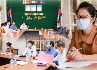 លោកជំទាវអភិបាលខេត្តកោះកុង បើកកិច្ចប្រជុំរួមដើម្បីរកវិធានការ ការពារ និងទប់ស្កាតការឆ្លងរាលដាលជំងឺកូវី-១៩