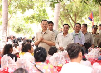 អភិបាលខេត្តកំពង់ធំ អញ្ជើញចែកអំណោយដល់គ្រួសារមានជីវភាពខ្វះខាតចំនួន ២០០គ្រួសារ នៅស្រុកប្រាសាទបល្ល័ង្ក