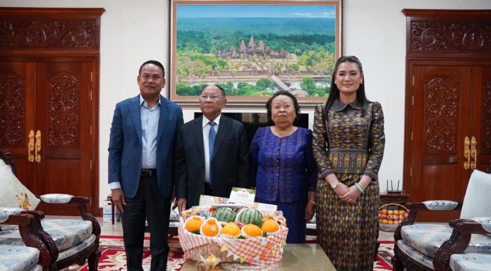 ឯកឧត្តម ស ថេត គោរពជូនពរ សម្តេចពញាចក្រី ក្នុងឱកាសបុណ្យចូលឆ្នាំថ្មី