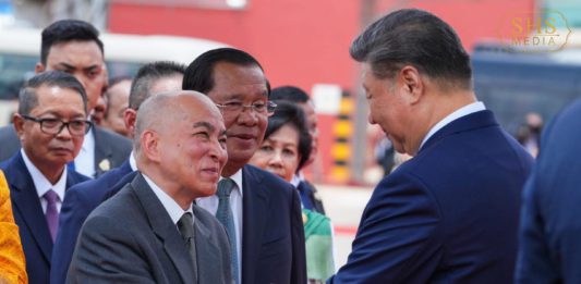 សម្ដេចតេជោ ហ៊ុន សែន អញ្ជើញដង្ហែព្រះមហាក្សត្រ យាងក្នុងការទទួលបដិសណ្ឋារកិច្ចស្វាគមន៍ការអញ្ជើញមកដល់របស់ឯកឧត្តម Xi Jinping ប្រធានាធិបតីនៃសាធារណរដ្ឋប្រជាពលរដ្ឋចិន