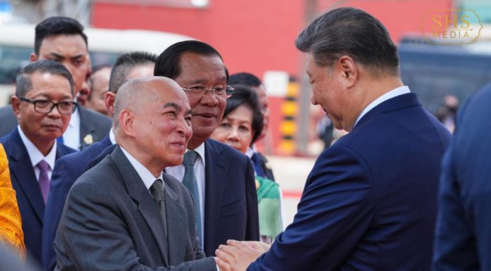 សម្ដេចតេជោ ហ៊ុន សែន អញ្ជើញដង្ហែព្រះមហាក្សត្រ យាងក្នុងការទទួលបដិសណ្ឋារកិច្ចស្វាគមន៍ការអញ្ជើញមកដល់របស់ឯកឧត្តម Xi Jinping ប្រធានាធិបតីនៃសាធារណរដ្ឋប្រជាពលរដ្ឋចិន