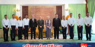 ព្រះករុណានិងសម្តេចម៉ែ ព្រះបរមរាជានុញ្ញាត ឱ្យវីរកងទ័ពទាំង១៨រូប ចូលក្រាបបង្គំគាល់